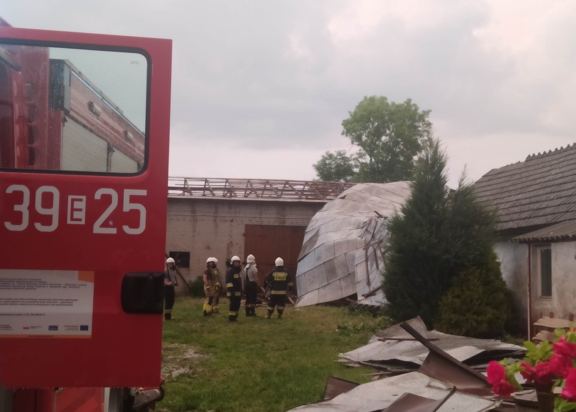 Uszkodzone dachy i powalone drzewa. Skutki burzy w regionie sieradzkim