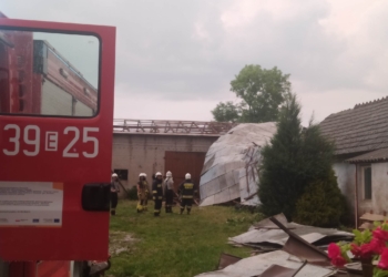 Uszkodzone dachy i powalone drzewa. Skutki burzy w regionie sieradzkim