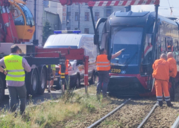 Paraliż komunikacji miejskiej. Wykolejony tramwaj na Zachodniej