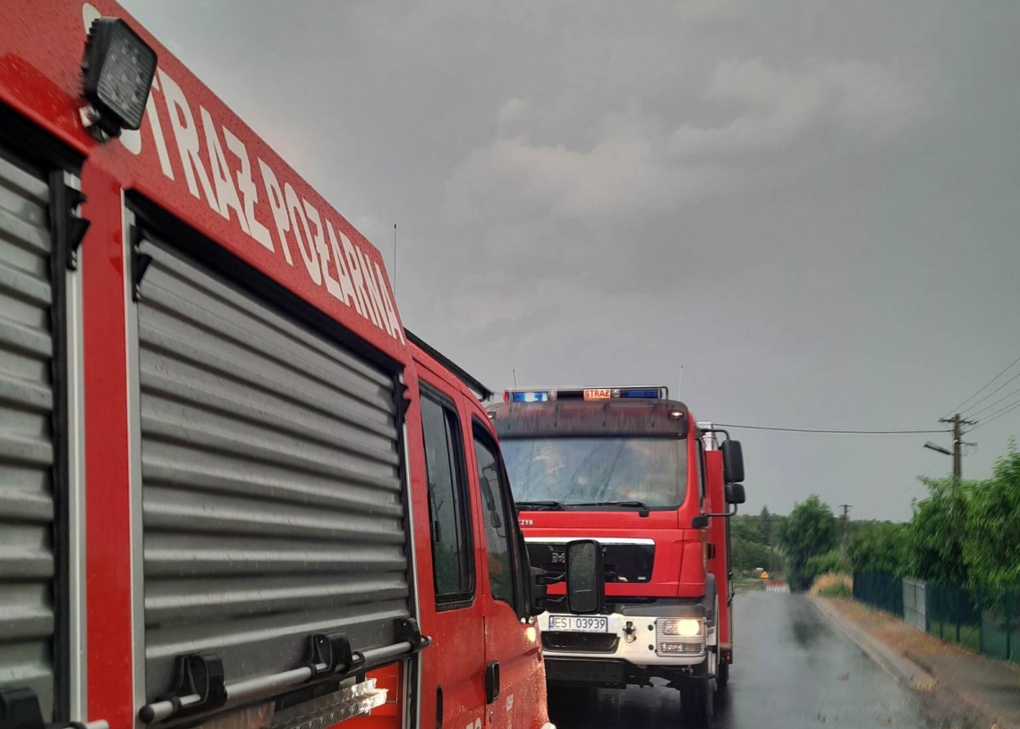 Uszkodzone dachy i powalone drzewa. Skutki burzy w regionie sieradzkim