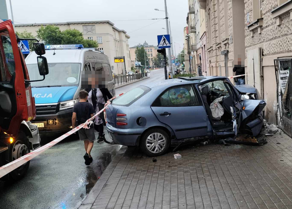 Wypadek na Narutowicza w Łodzi. Wjechał w ścianę budynku