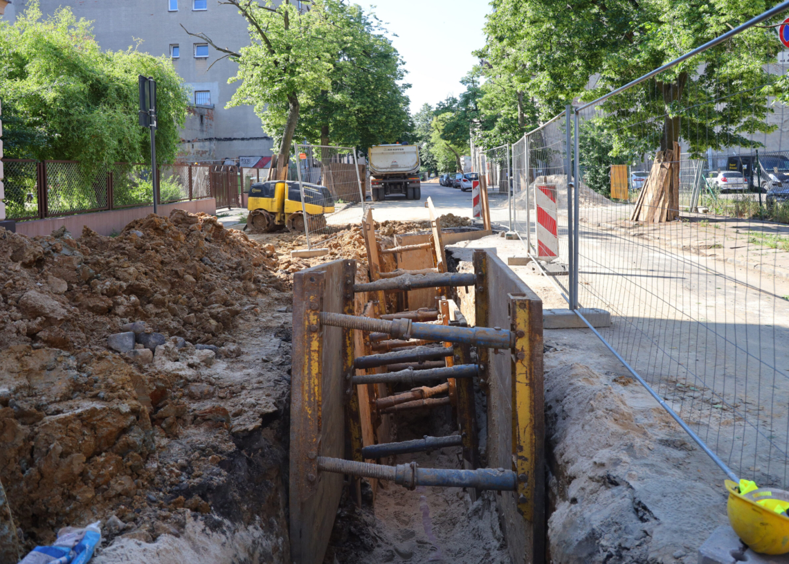Budowa woonerfu na Lipowej. Trwają prace odwodnieniowe [ZDJĘCIA]