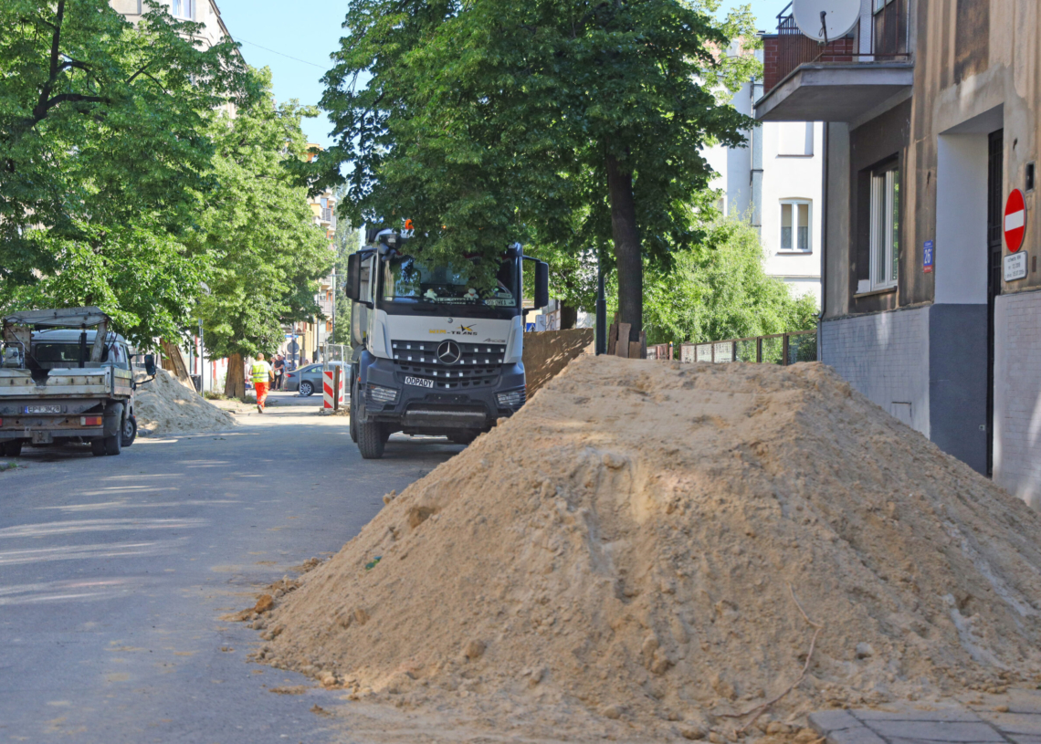 Budowa woonerfu na Lipowej. Trwają prace odwodnieniowe [ZDJĘCIA]