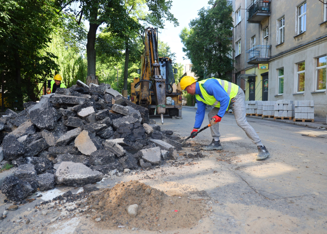 Budowa woonerfu na Lipowej. Trwają prace odwodnieniowe [ZDJĘCIA]