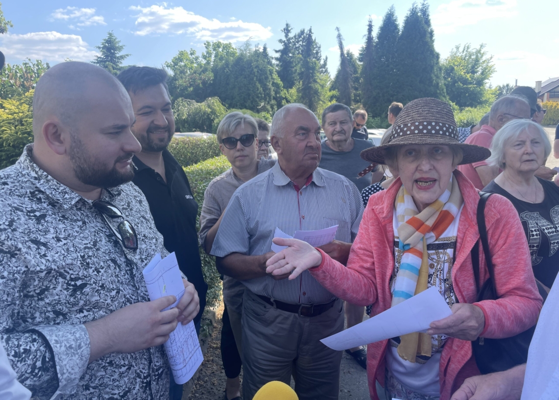 Sieradz: Protest na ul. Orzeszkowej przeciwko projektowi nowej drogi
