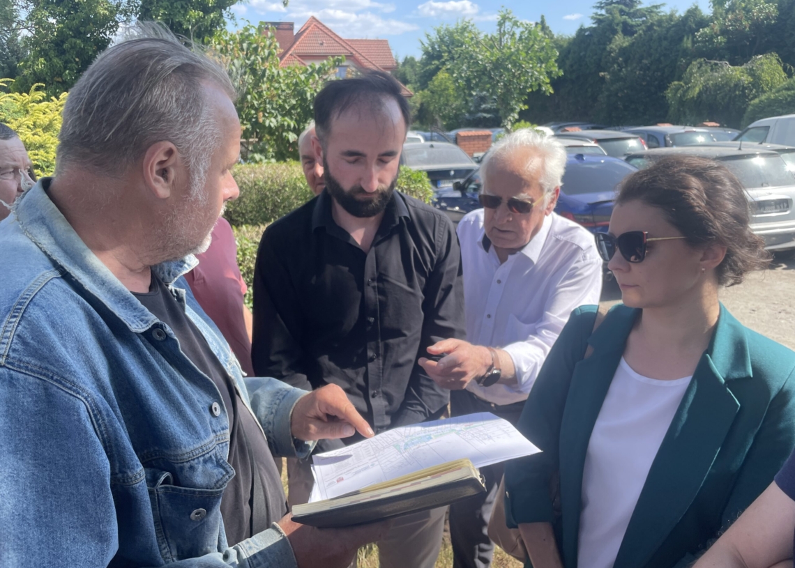Sieradz: Protest na ul. Orzeszkowej przeciwko projektowi nowej drogi