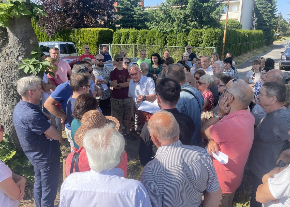 Sieradz: Protest na ul. Orzeszkowej przeciwko projektowi nowej drogi