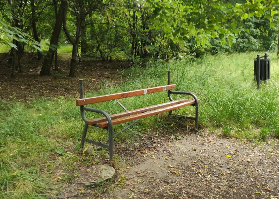Zniszczone ławki w Parku im. gen. Zaruskiego. Mieszkańcy Stoków skarżą się, że nikt ich od dawna nie naprawiał [ZDJĘCIA]