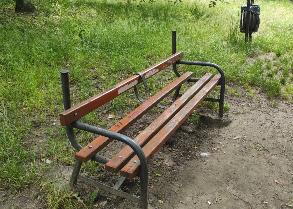 Zniszczone ławki w Parku im. gen. Zaruskiego. Mieszkańcy Stoków skarżą się, że nikt ich od dawna nie naprawiał [ZDJĘCIA]