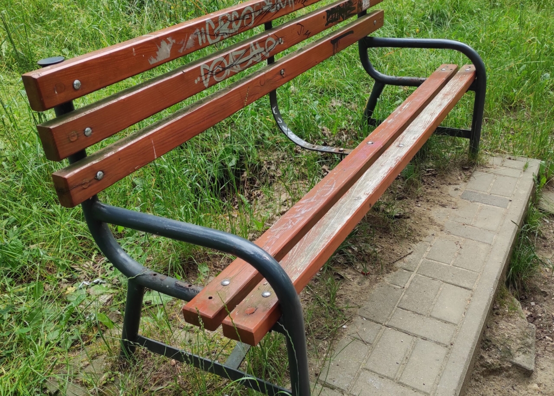Zniszczone ławki w Parku im. gen. Zaruskiego. Mieszkańcy Stoków skarżą się, że nikt ich od dawna nie naprawiał [ZDJĘCIA]