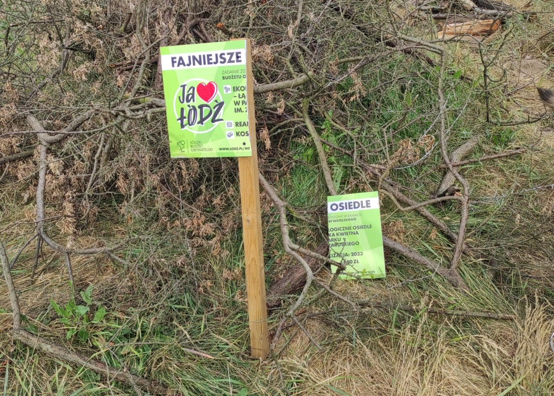Zniszczone ławki w Parku im. gen. Zaruskiego. Mieszkańcy Stoków skarżą się, że nikt ich od dawna nie naprawiał [ZDJĘCIA]