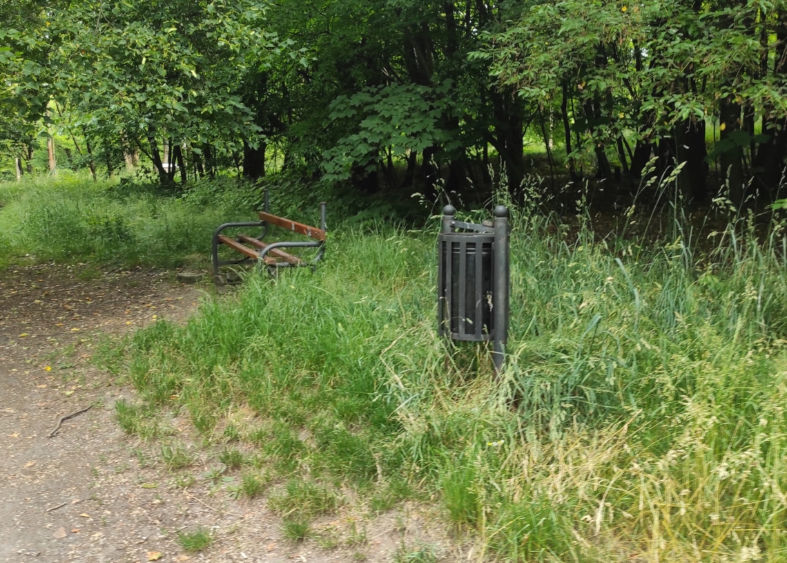 Zniszczone ławki w Parku im. gen. Zaruskiego. Mieszkańcy Stoków skarżą się, że nikt ich od dawna nie naprawiał [ZDJĘCIA]