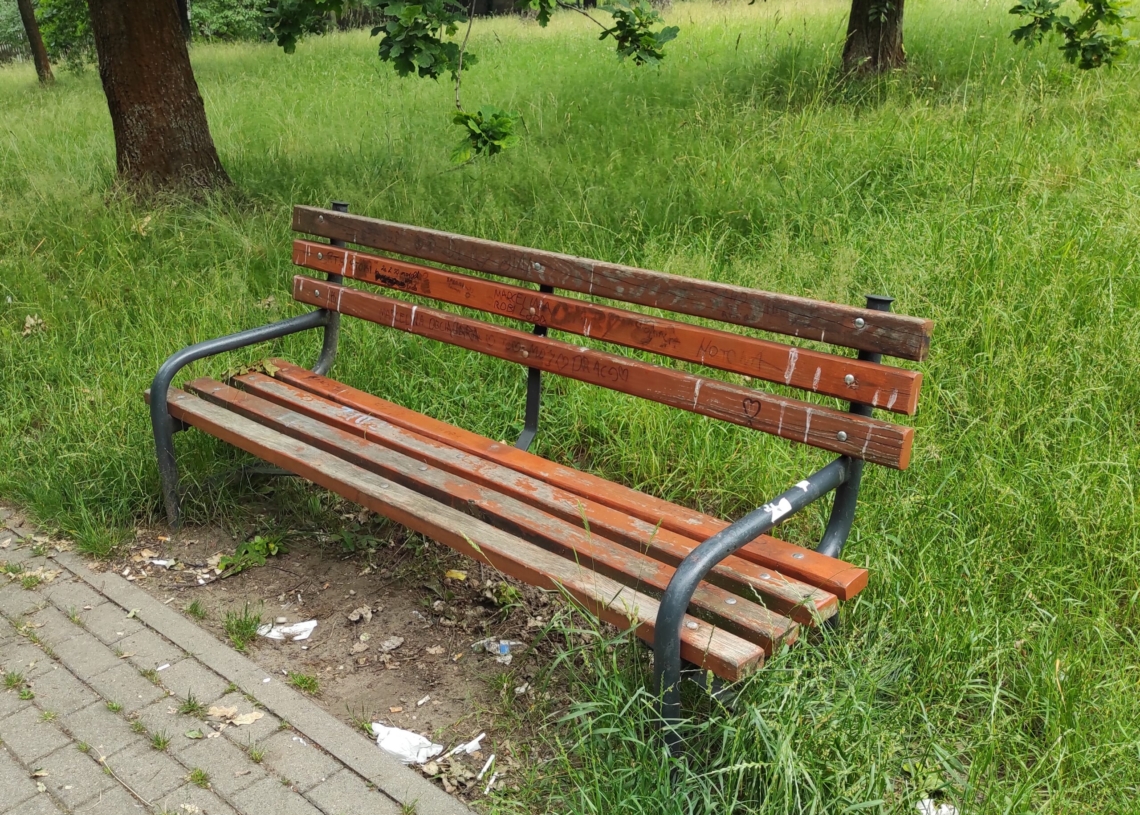 Zniszczone ławki w Parku im. gen. Zaruskiego. Mieszkańcy Stoków skarżą się, że nikt ich od dawna nie naprawiał [ZDJĘCIA]