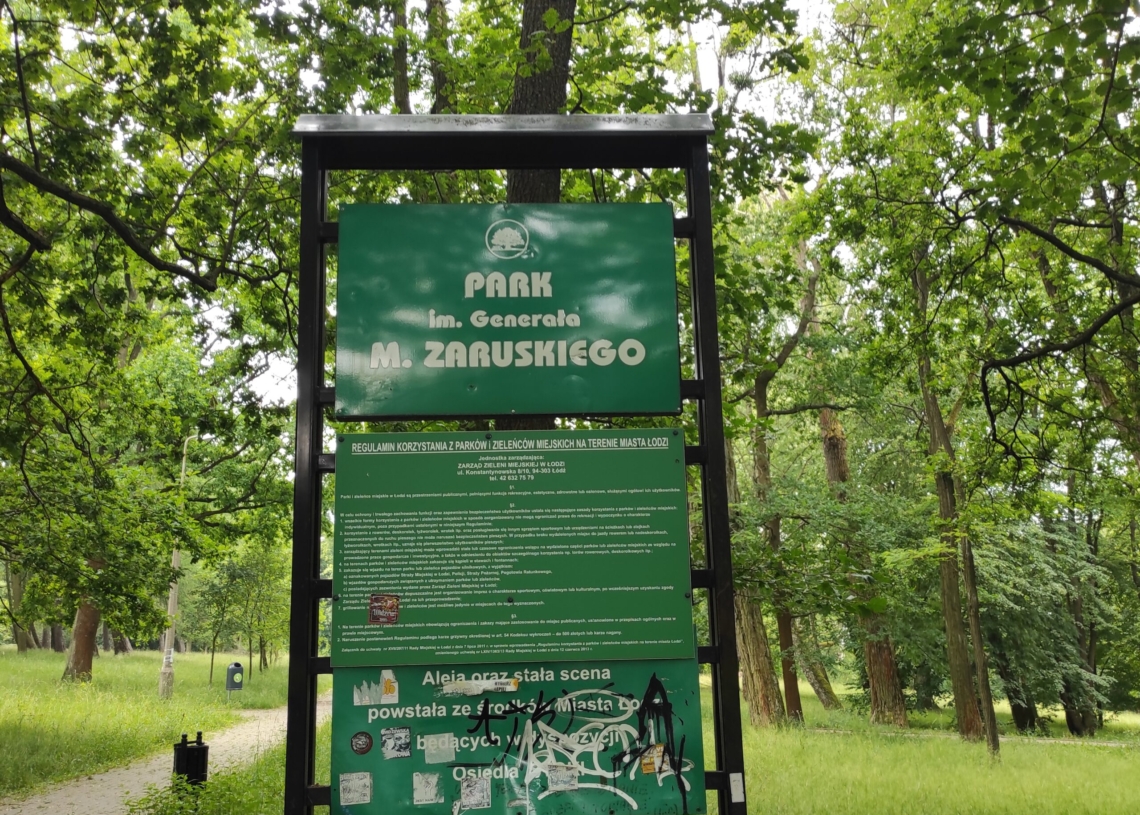 Zniszczone ławki w Parku im. gen. Zaruskiego. Mieszkańcy Stoków skarżą się, że nikt ich od dawna nie naprawiał [ZDJĘCIA]