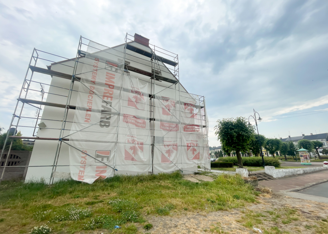 Drugi historyczny mural w Warcie, tym razem z „przyszywanym” dziadkiem DiCaprio