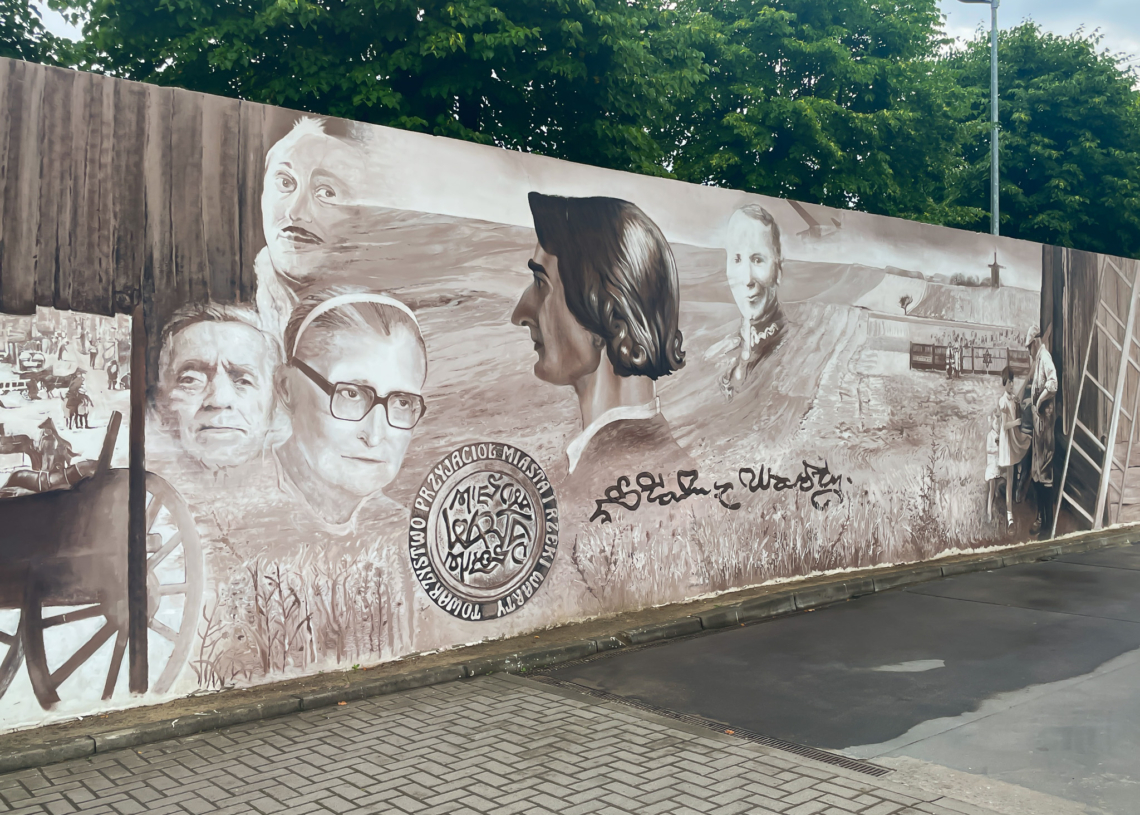 Drugi historyczny mural w Warcie, tym razem z „przyszywanym” dziadkiem DiCaprio