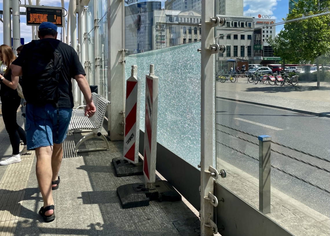 Od kilku miesięcy pęknięta szyba na przystanku Piotrkowska Centrum zagraża pasażerom
