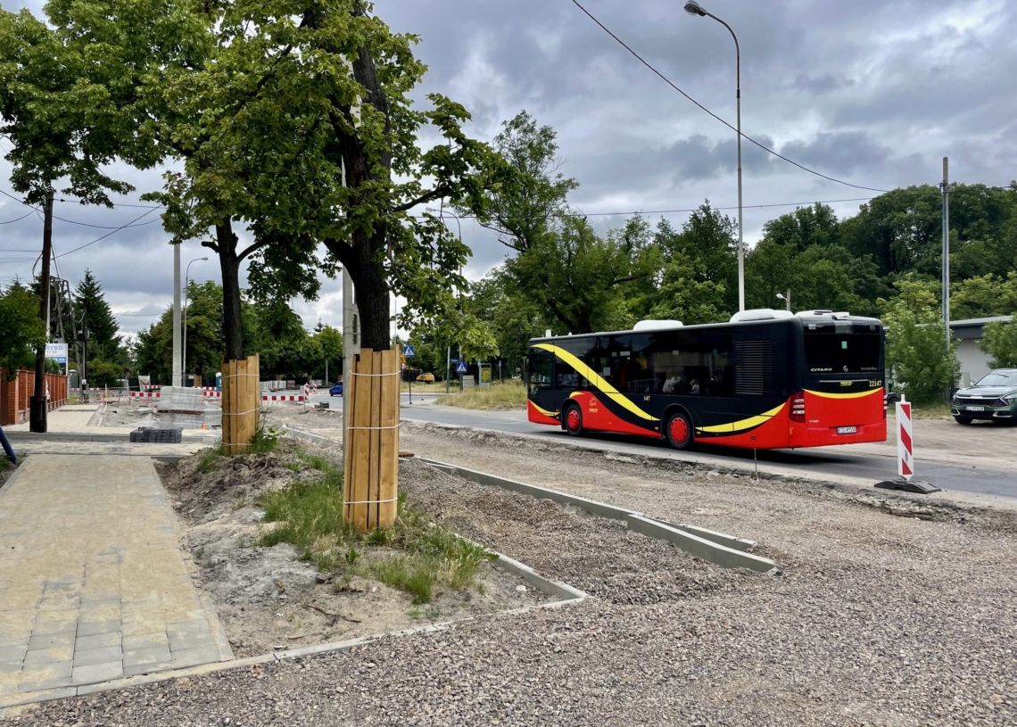 Przebudowa Krakowskiej trwa ponad 3 miesiące. Prace nadal prowadzone są tym samym pasie