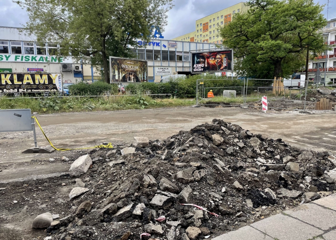 Mija 5 miesięcy od rozpoczęcia przebudowy Przybyszewskiego [ZDJĘCIA + WIDEO]