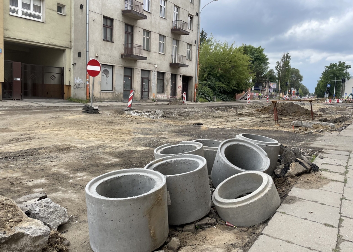 Mija 5 miesięcy od rozpoczęcia przebudowy Przybyszewskiego [ZDJĘCIA + WIDEO]