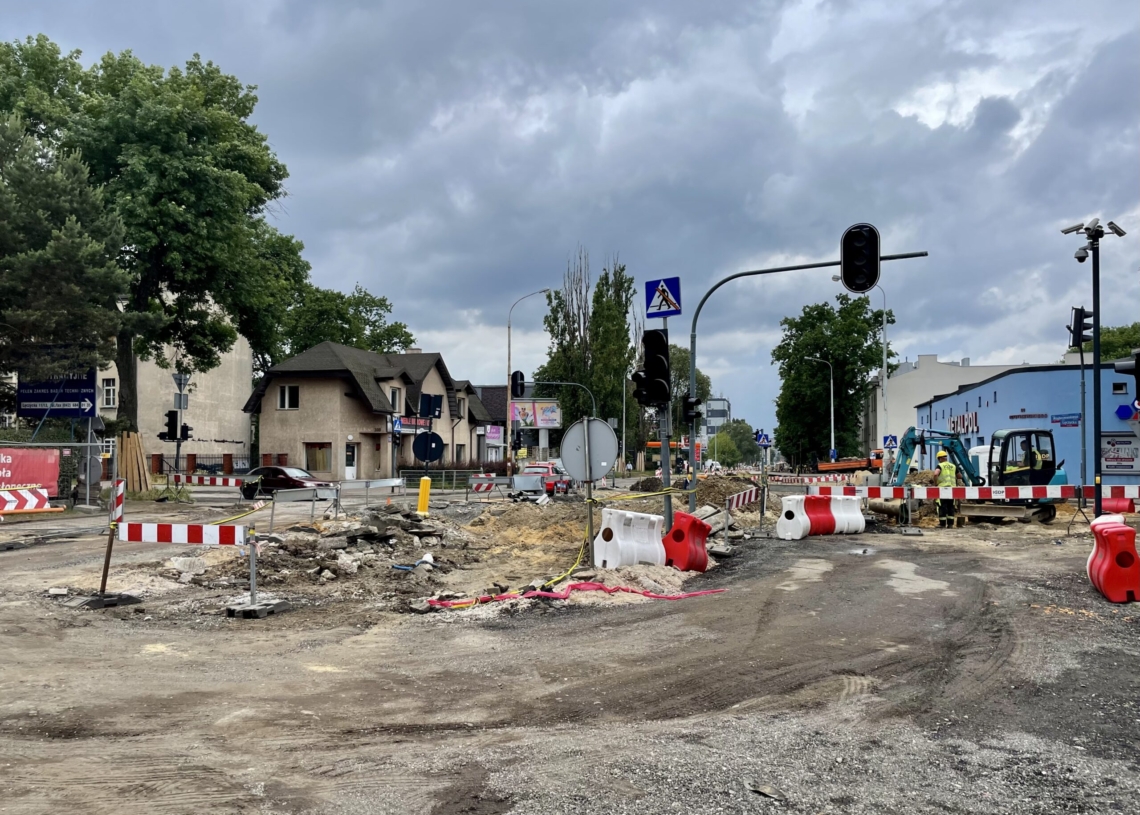 Mija 5 miesięcy od rozpoczęcia przebudowy Przybyszewskiego [ZDJĘCIA + WIDEO]