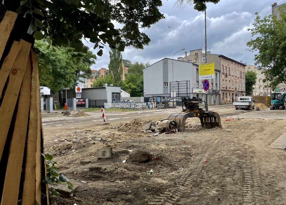 Mija 5 miesięcy od rozpoczęcia przebudowy Przybyszewskiego [ZDJĘCIA + WIDEO]