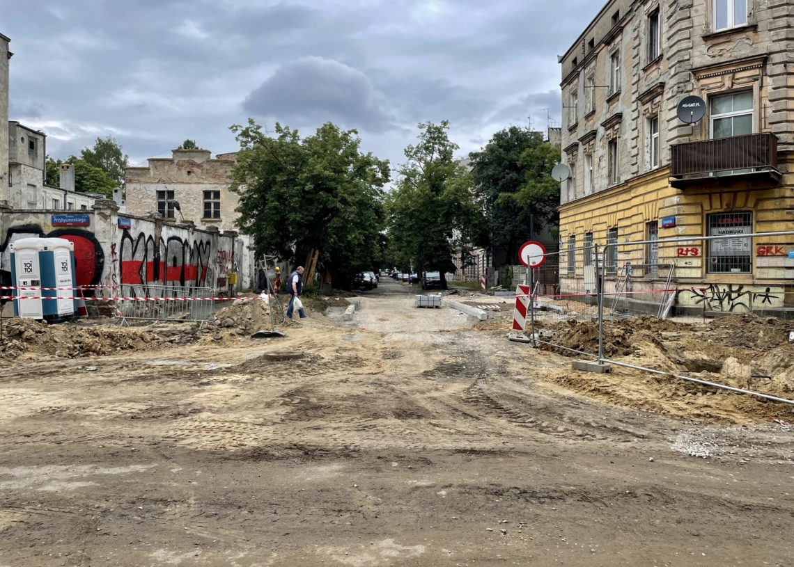 Mija 5 miesięcy od rozpoczęcia przebudowy Przybyszewskiego [ZDJĘCIA + WIDEO]