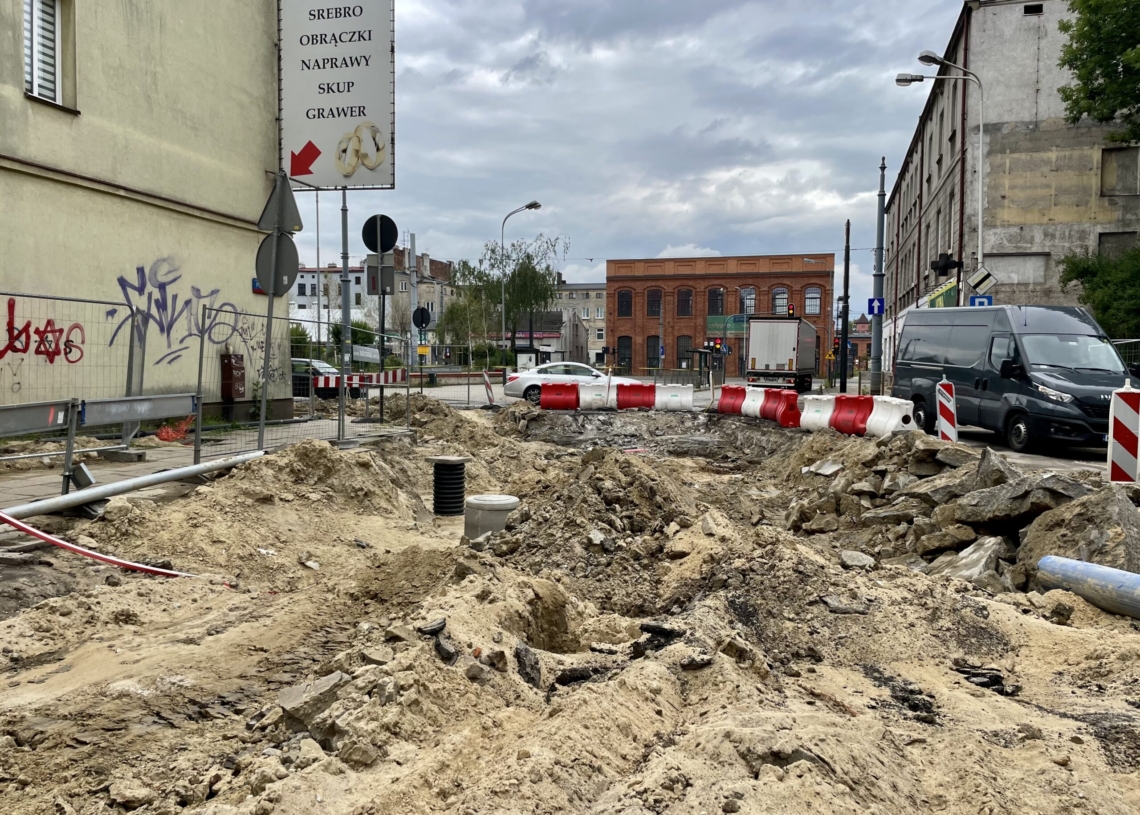 Mija 5 miesięcy od rozpoczęcia przebudowy Przybyszewskiego [ZDJĘCIA + WIDEO]
