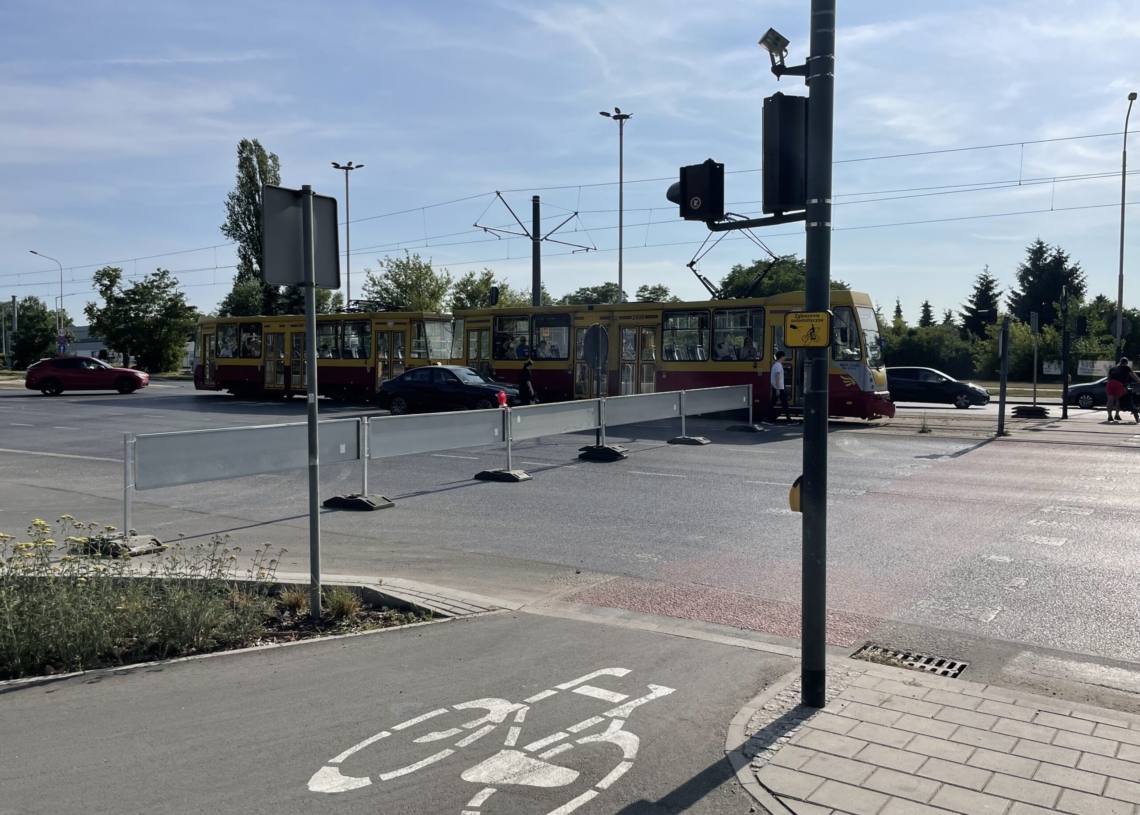 Zderzenie osobówki z tramwajem na Włókniarzy przy Drewnowskiej