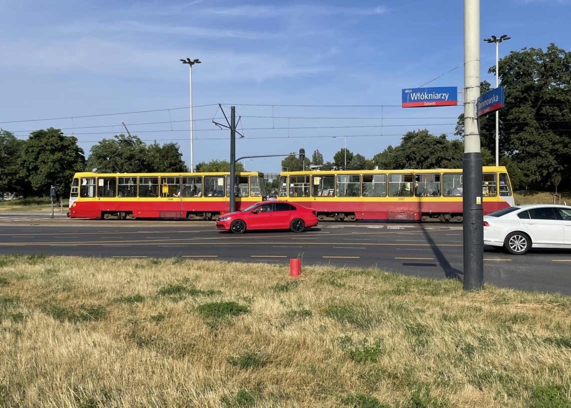 Zderzenie osobówki z tramwajem na Włókniarzy przy Drewnowskiej