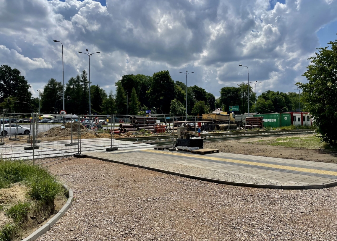 Modernizacja Wojska Polskiego. Tory położono na 160 metrach, a asfalt na jednej czwartej odcinka [ZDJĘCIA + WIDEO]