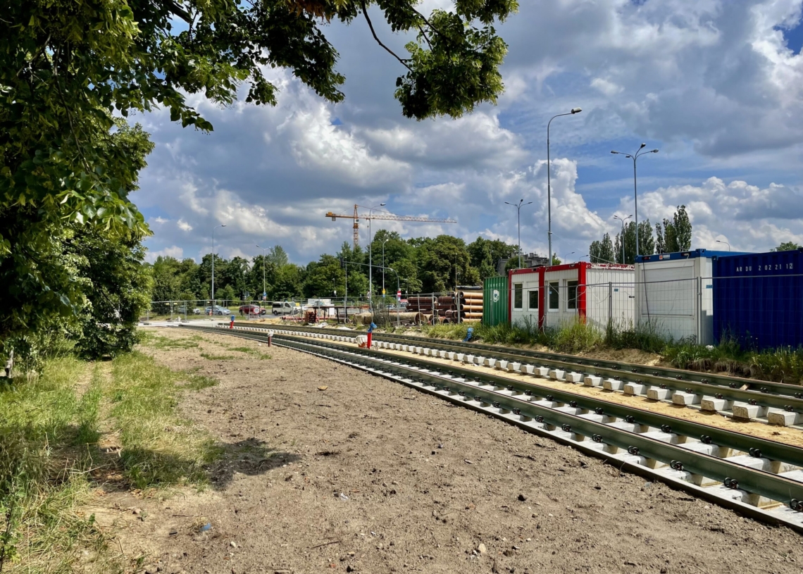 Modernizacja Wojska Polskiego. Tory położono na 160 metrach, a asfalt na jednej czwartej odcinka [ZDJĘCIA + WIDEO]
