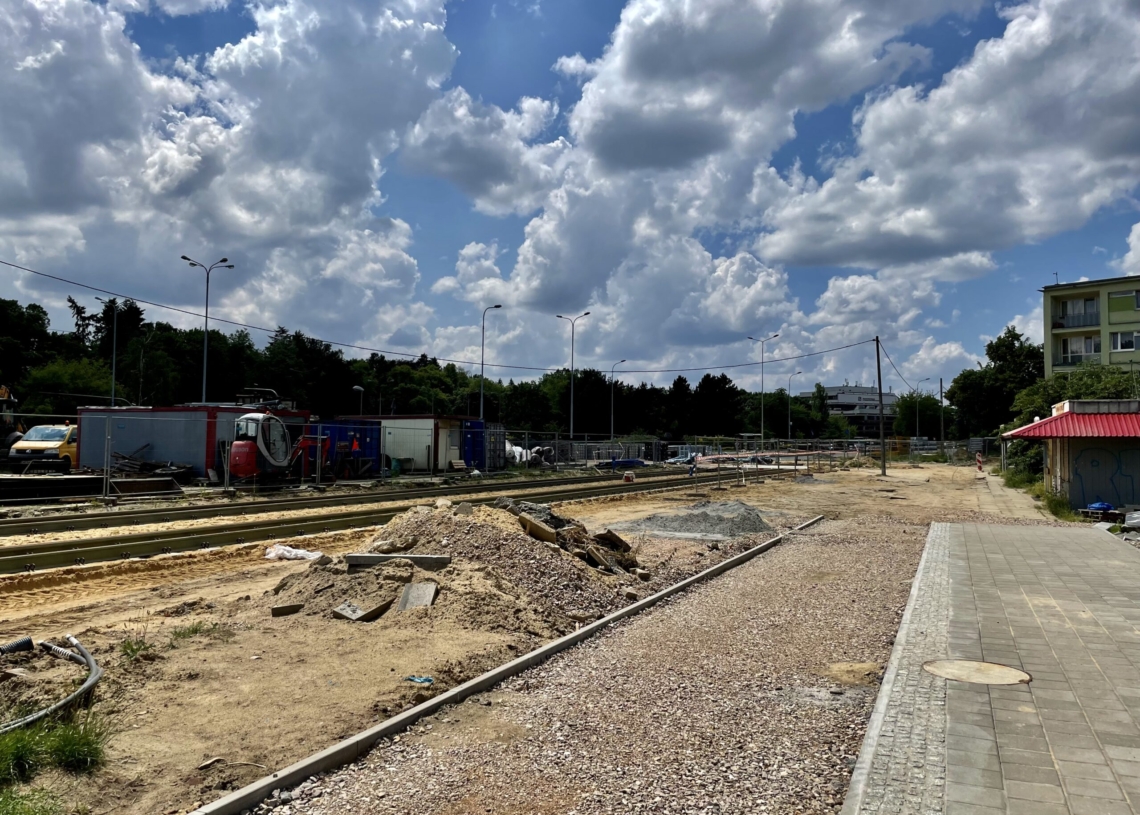 Modernizacja Wojska Polskiego. Tory położono na 160 metrach, a asfalt na jednej czwartej odcinka [ZDJĘCIA + WIDEO]