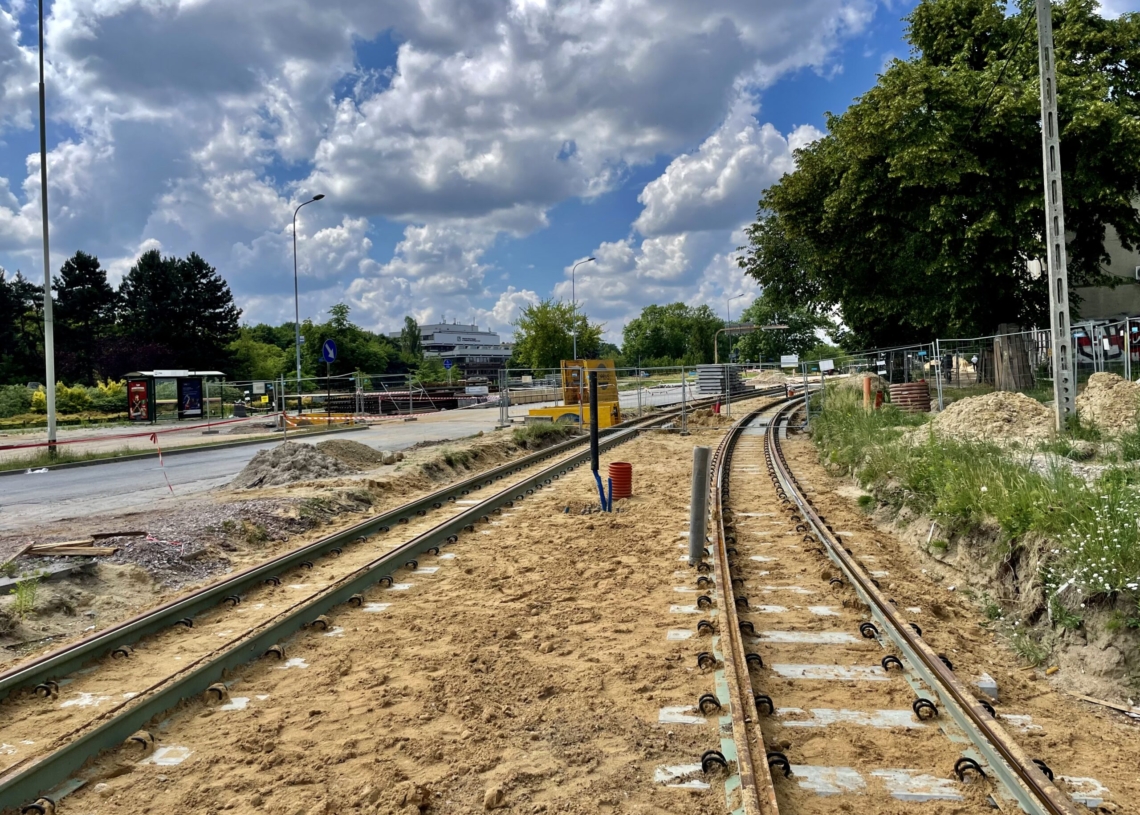 Modernizacja Wojska Polskiego. Tory położono na 160 metrach, a asfalt na jednej czwartej odcinka [ZDJĘCIA + WIDEO]