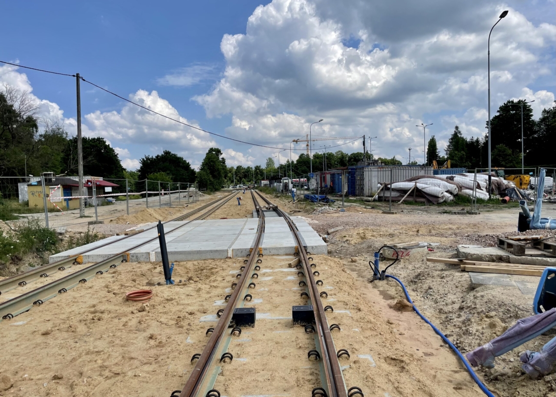 Modernizacja Wojska Polskiego. Tory położono na 160 metrach, a asfalt na jednej czwartej odcinka [ZDJĘCIA + WIDEO]