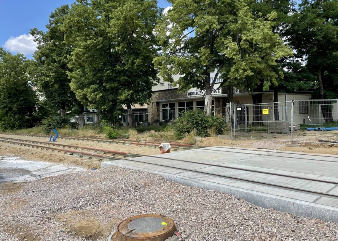Modernizacja Wojska Polskiego. Tory położono na 160 metrach, a asfalt na jednej czwartej odcinka [ZDJĘCIA + WIDEO]