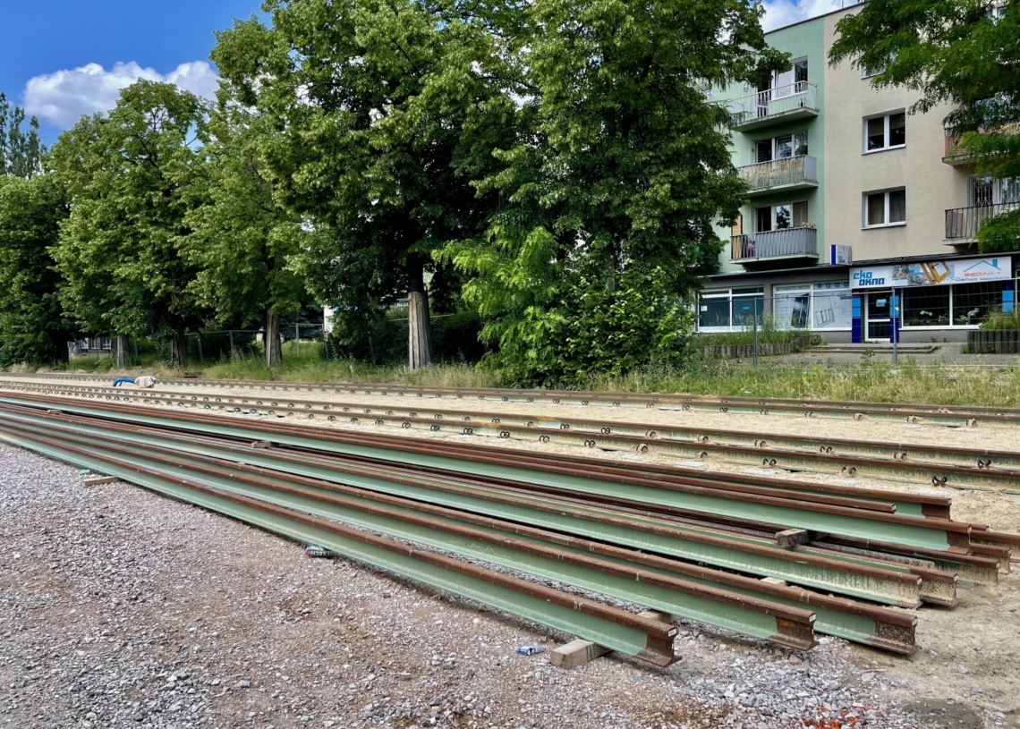 Modernizacja Wojska Polskiego. Tory położono na 160 metrach, a asfalt na jednej czwartej odcinka [ZDJĘCIA + WIDEO]