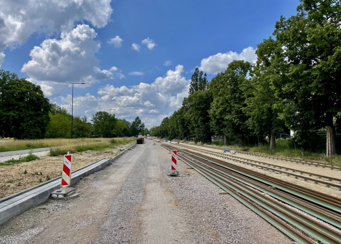 Modernizacja Wojska Polskiego. Tory położono na 160 metrach, a asfalt na jednej czwartej odcinka [ZDJĘCIA + WIDEO]