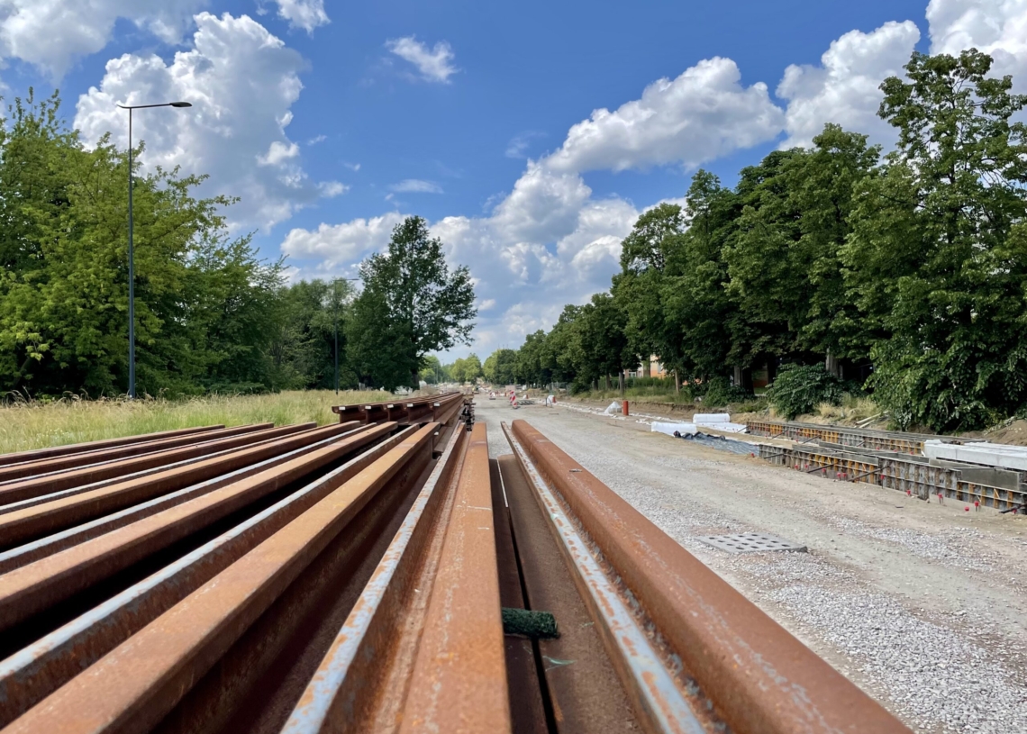 Modernizacja Wojska Polskiego. Tory położono na 160 metrach, a asfalt na jednej czwartej odcinka [ZDJĘCIA + WIDEO]