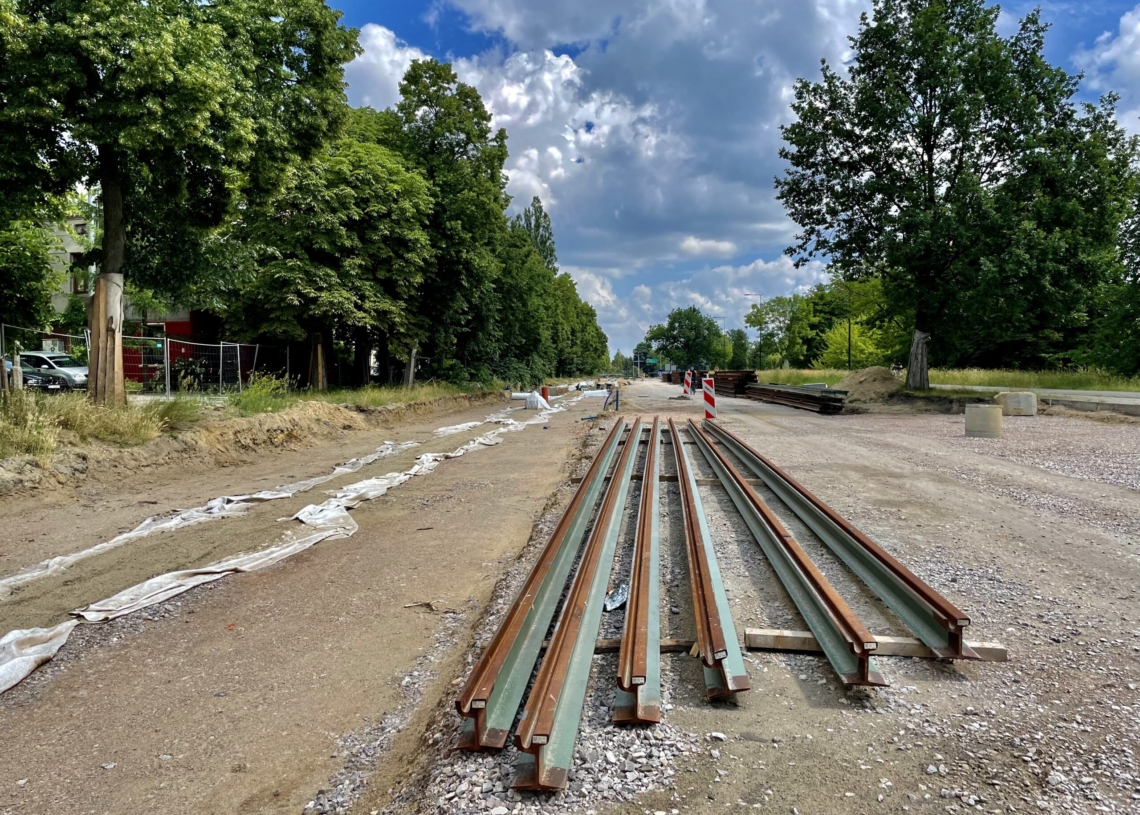 Modernizacja Wojska Polskiego. Tory położono na 160 metrach, a asfalt na jednej czwartej odcinka [ZDJĘCIA + WIDEO]
