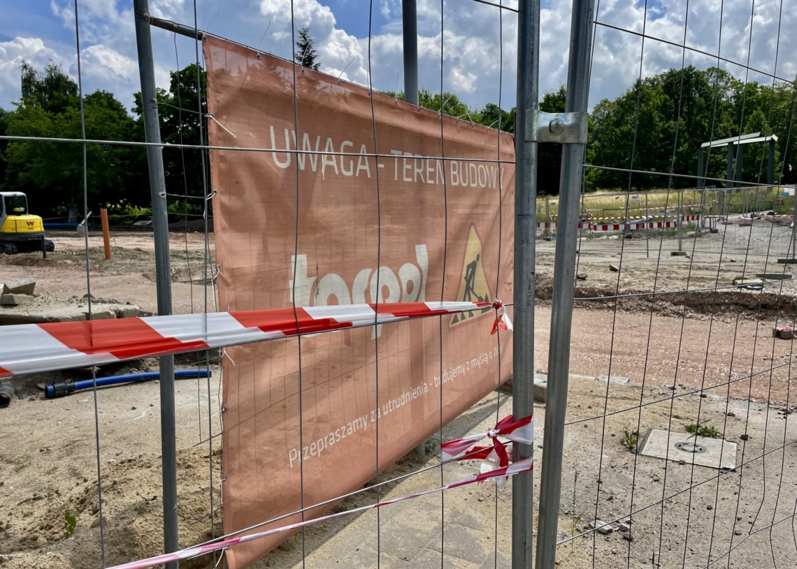 Modernizacja Wojska Polskiego. Tory położono na 160 metrach, a asfalt na jednej czwartej odcinka [ZDJĘCIA + WIDEO]