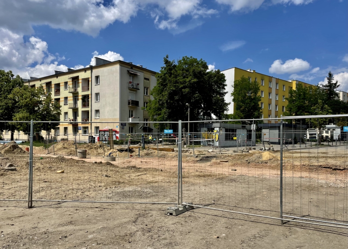 Modernizacja Wojska Polskiego. Tory położono na 160 metrach, a asfalt na jednej czwartej odcinka [ZDJĘCIA + WIDEO]