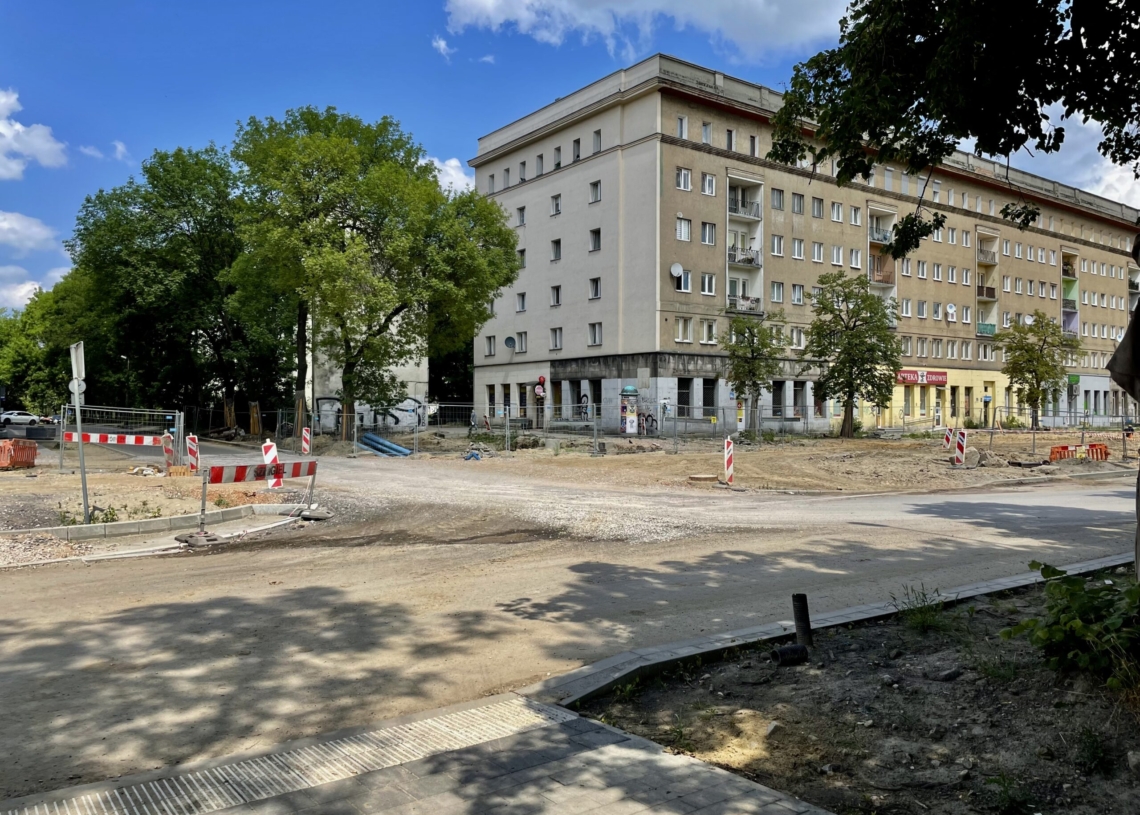 Modernizacja Wojska Polskiego. Tory położono na 160 metrach, a asfalt na jednej czwartej odcinka [ZDJĘCIA + WIDEO]