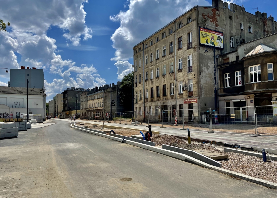 Modernizacja Wojska Polskiego. Tory położono na 160 metrach, a asfalt na jednej czwartej odcinka [ZDJĘCIA + WIDEO]