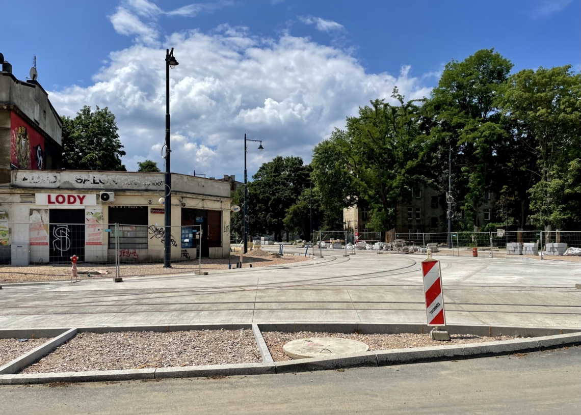 Modernizacja Wojska Polskiego. Tory położono na 160 metrach, a asfalt na jednej czwartej odcinka [ZDJĘCIA + WIDEO]