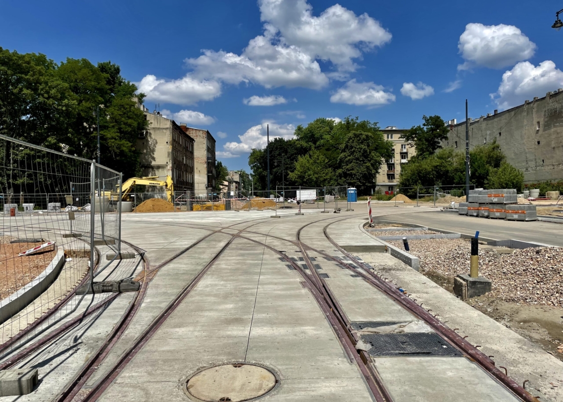 Modernizacja Wojska Polskiego. Tory położono na 160 metrach, a asfalt na jednej czwartej odcinka [ZDJĘCIA + WIDEO]