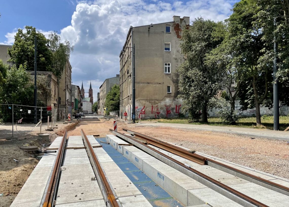 Modernizacja Wojska Polskiego. Tory położono na 160 metrach, a asfalt na jednej czwartej odcinka [ZDJĘCIA + WIDEO]