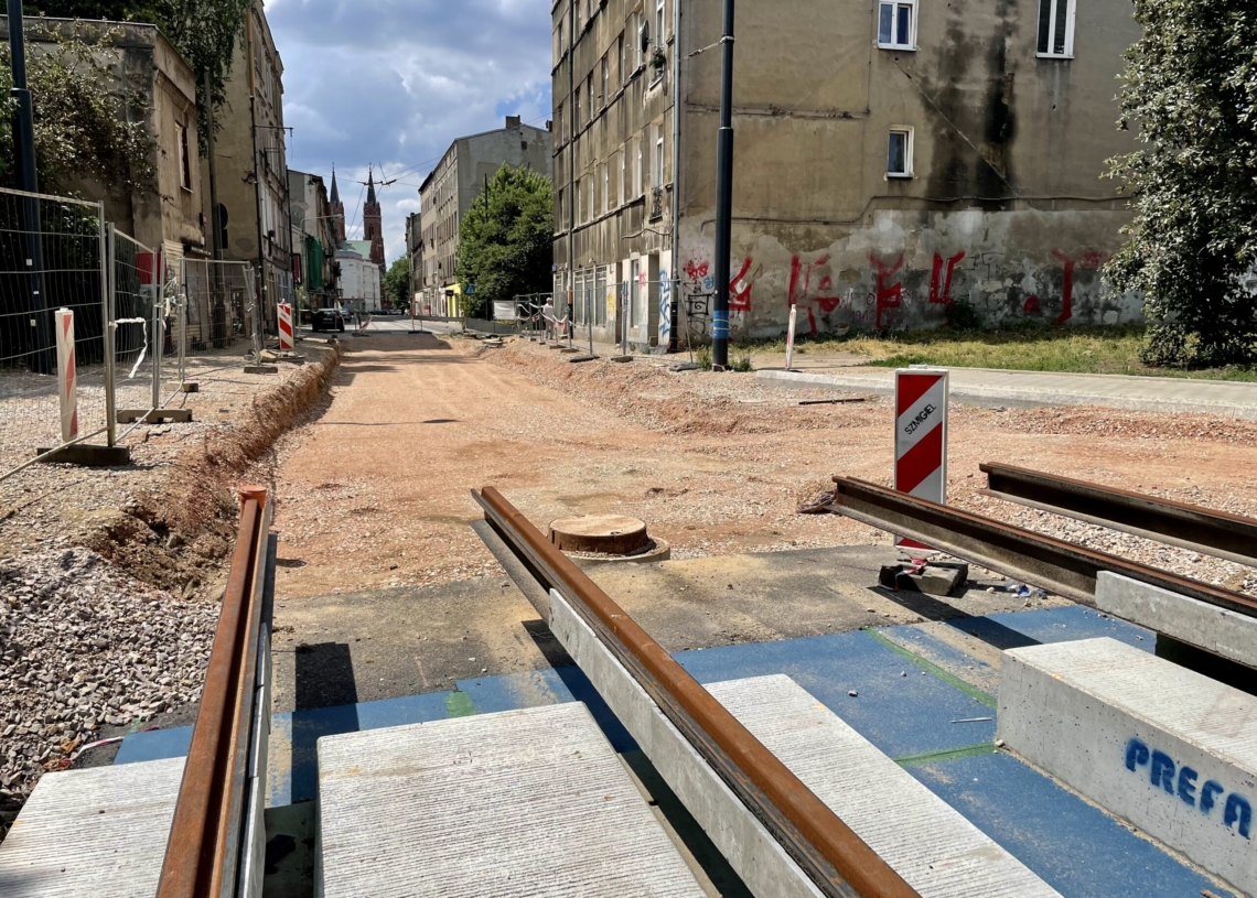 Modernizacja Wojska Polskiego. Tory położono na 160 metrach, a asfalt na jednej czwartej odcinka [ZDJĘCIA + WIDEO]