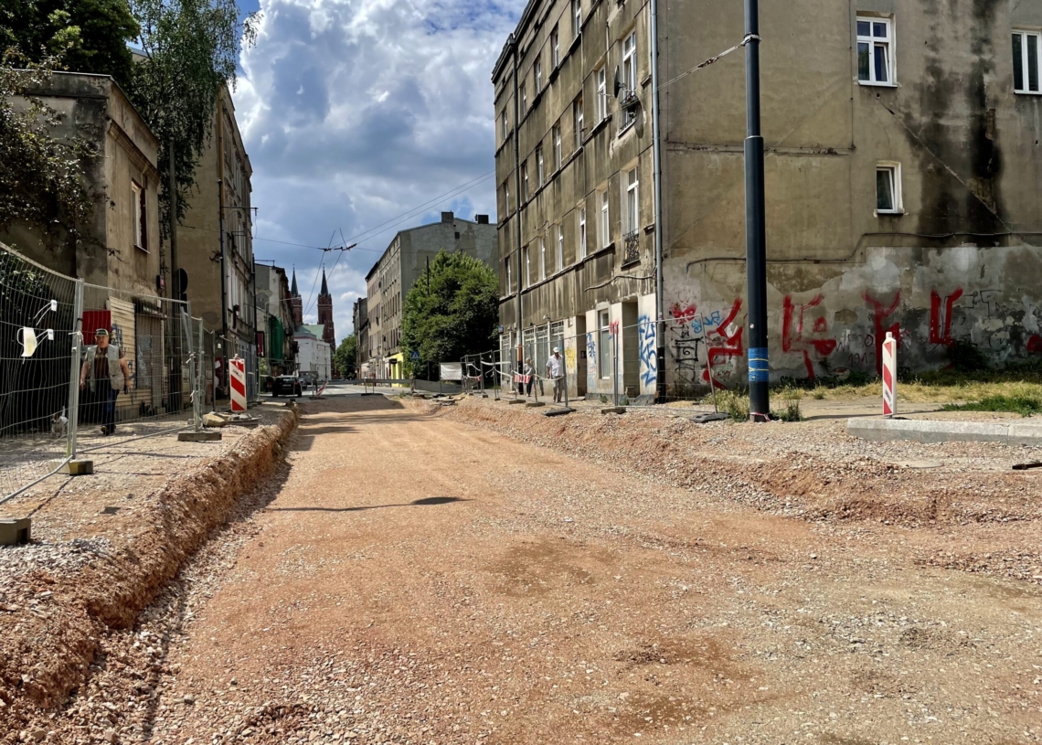 Modernizacja Wojska Polskiego. Tory położono na 160 metrach, a asfalt na jednej czwartej odcinka [ZDJĘCIA + WIDEO]