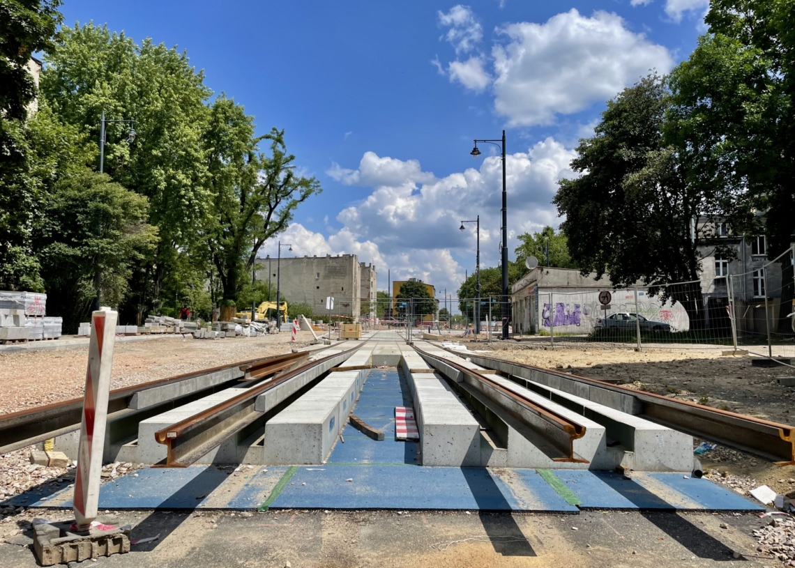 Modernizacja Wojska Polskiego. Tory położono na 160 metrach, a asfalt na jednej czwartej odcinka [ZDJĘCIA + WIDEO]